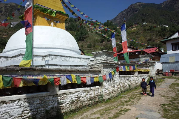 Junbesi Village Nepal May 2019 Two Boys Walking Buddhist Stupa — Stock Photo, Image