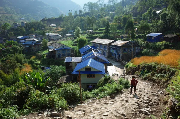 尼泊尔珠穆朗玛峰地区Solukhumbu 2019年5月6日 尼泊尔青年男子在喜马拉雅山Karikhola村小径行走 — 图库照片