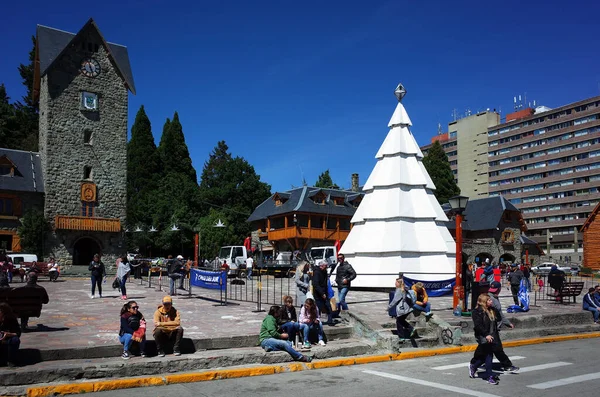 2019年1月11日 阿根廷圣卡洛斯 德巴里罗什 白色圣诞树和游客在圣卡洛斯 德巴里罗什市民中心或巴里罗什市民中心前的大广场上 — 图库照片#