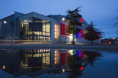 Vasteras, İsveç - 18 Ekim 2021: Rocklunda 'da ABB Arena' nın inşaatı akşam üzeri İskandinav spor arenası ön cephesinde park alanına yansıdı.