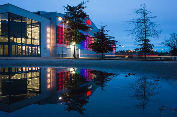 Vasteras, İsveç - 18 Ekim 2021: Rocklunda 'daki ABB Arena' nın inşası akşam karanlığında otoparka yansıdı