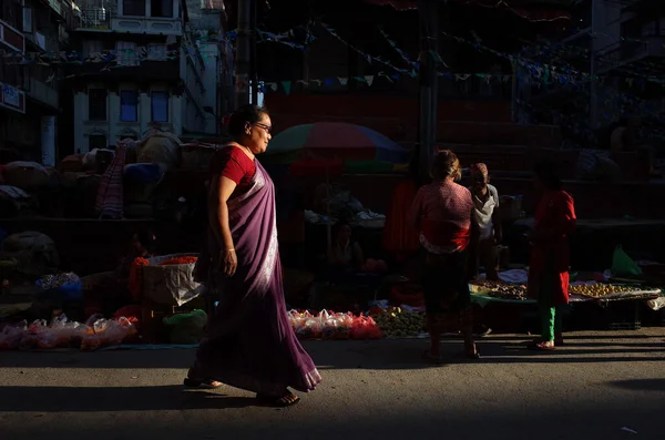 Katmandú Nepal Junio 2019 Sol Brilla Sobre Mujer Nepali Sari —  Fotos de Stock