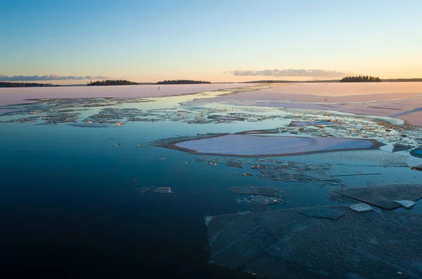 Inverno Curto Dia Escandinávia Flutuando Gelo Lago Malaren Vasteras Suécia — Fotografia de Stock