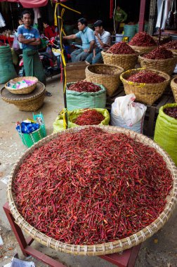 Mandalay, Myanmar - 3 Ocak 2019: Zay Cho Market 'te kuru kırmızı biber