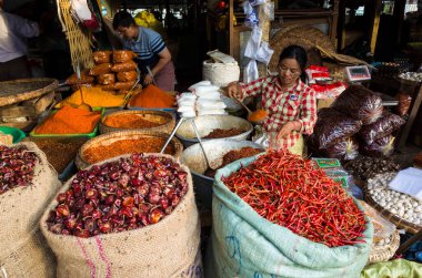 Mandalay, Myanmar - 3 Ocak 2019: Zay Cho Market 'te kırmızı biber ve diğer baharatlar satılıyor