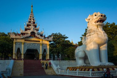 Mandalay, Myanmar - 6 Ocak 2019: Mandalay Tepesi 'nin güney girişi büyük beyaz şekilli aslan figürüyle dev Bobyoki Nat koruyucu heykeli