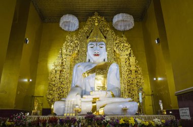 Mandalay, Myanmar - 8 Ocak 2019 Kyauktawgyi Pagoda 'daki Büyük Beyaz Mermer Buda Heykeli