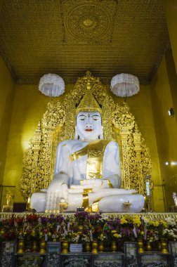 Mandalay, Myanmar - 8 Ocak 2019: Kyauktawgyi Pagoda 'daki Büyük Beyaz Mermer Buda Heykeli, Altın tavanlı Portre oryantasyon fotoğrafı