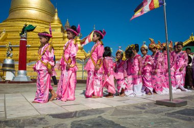 Mandalay, Myanmar - 8 Ocak 2020: Altın Kuthodaw Pagoda 'da Budist tören alayı, dini tören sırasında pembe kostümlü çocuklar