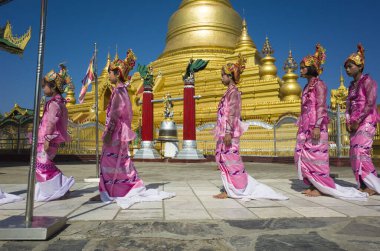 Mandalay, Myanmar - 8 Ocak 2020: Altın Kuthodaw Pagoda 'da Budist tören alayı, dini tören sırasında pembe kostümlü çocuklar