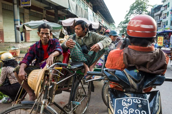 Mandalay Myanmar Stycznia 2019 Birmańczycy Kierowcy Rikszy Rowerowej Taksówkarz Motocyklowy — Zdjęcie stockowe
