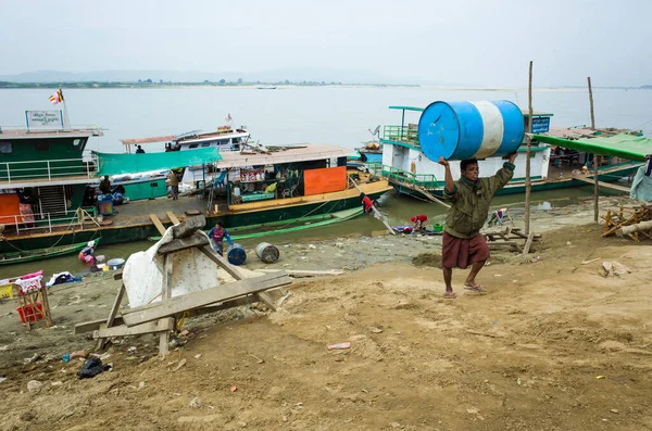 缅甸曼德勒 2019年1月3日 在伊洛瓦底江岸边 人类用大木桶卸下船只 — 图库照片