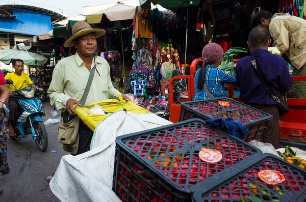 ミャンマーのマンダレー 1月3 2019 Zay Cho Market ウィカーハットのビルマ人男性は 彼の前にフルーツボックスが付いたカートを運んでいます — ストック写真