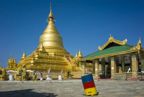 Mandalay Myanmar Stycznia 2019 Jaskrawo Kolorowa Beczka Stoi Przed Złotą — Zdjęcie stockowe