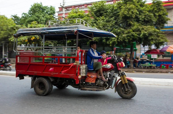 ミャンマーのマンダレー 2020年1月3日 男と子供は貨物バイクを運転しています ぼやけた背景 — ストック写真