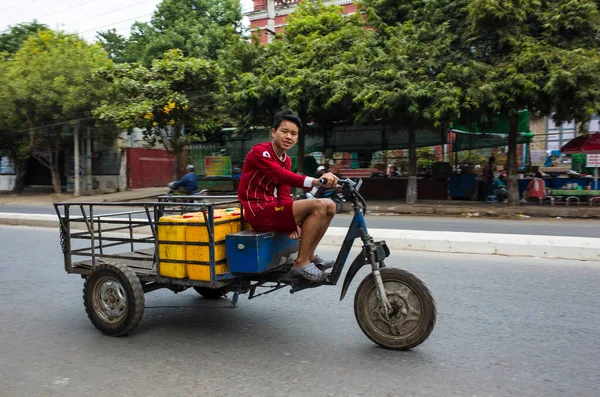 Mandalay Mianmar Január 2020 Boy Driving Cargo Motorbike Looking Camera — Stock Fotó