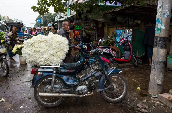 ミャンマーマンダレー 2019年1月3日 花市場 バイクに花配達 — ストック写真