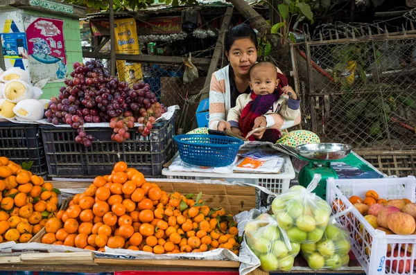 Mandalay Myanmar Janvier 2019 Vendeuse Fruits Rue Femme Birmane Avec — Photo
