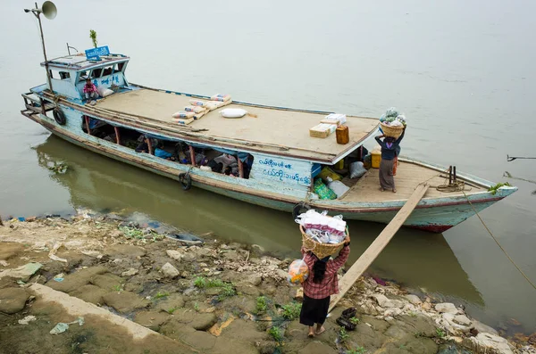 缅甸曼德勒 2019年1月3日 在伊洛瓦底江岸边 妇女头顶着沉重的木桶 准备装上一艘船 — 图库照片