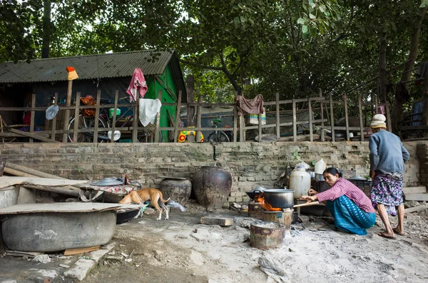 Mandalay Myanmar Stycznia 2019 Kobieta Gotująca Jedzenie Slumsach Pobliżu Rzeki — Zdjęcie stockowe