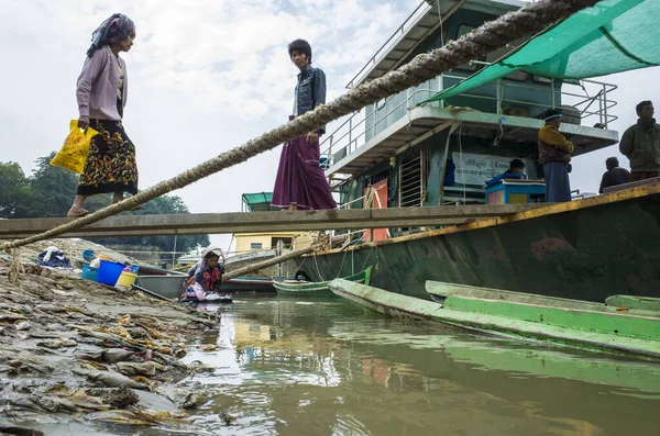 Mandalay Myanmar January 2019 Passengers Walking Out Boat Thin Plank — 图库照片
