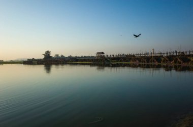 Taung Tha Man Gölü 'ndeki ünlü U-Bein köprüsü. Amarapura, Mandalay, Myanmar