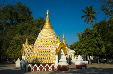 Budist tapınağı mağaralarda meditasyon yapan binlerce küçük Buda heykeliyle süslenmiş. Amarapura, Mandalay, Myanmar