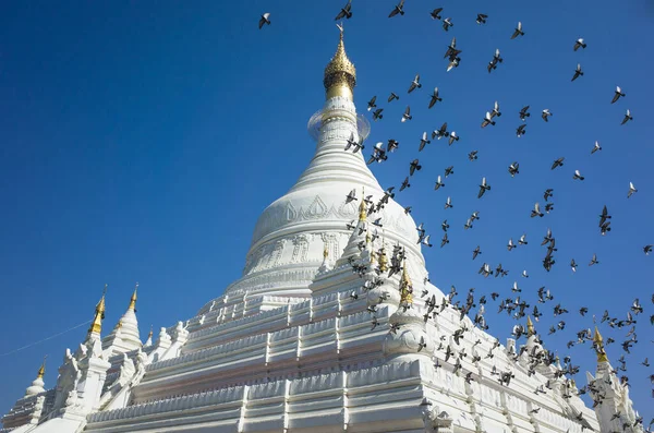 Pigeons Flying White Pahtodawgyi Pagoda Clear Blue Sky Amarapura Mandalay — Stock fotografie