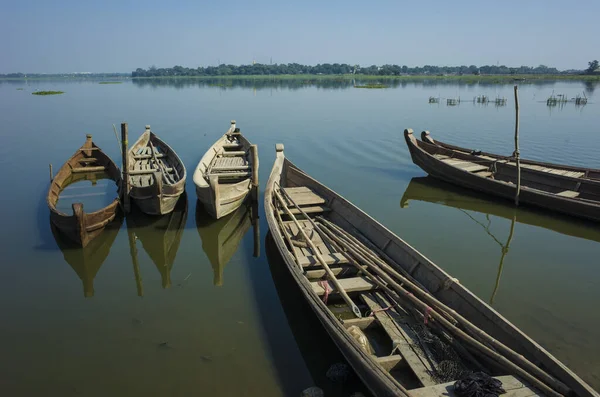 缅甸曼德勒Amarapura的Taung Tha Man湖上的木制渔船 — 图库照片
