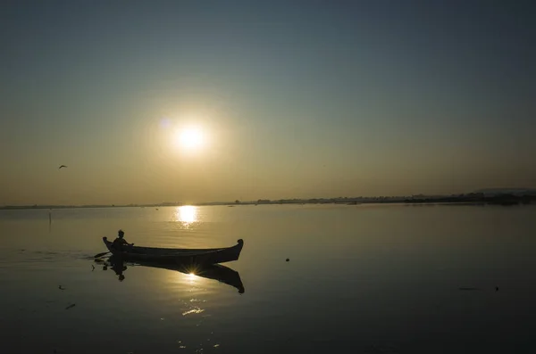 stock image Fishing boat silhouette opposite sun on Taung Tha Man Lake at sunset. Amarapura, Mandalay, Myanmar