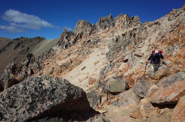 Patagonya 'da terk edilmiş dağlar, Nahuel Huapi Ulusal Parkı Cerro Katedrali' nde yürüyüş yapan adam dik dağ granit kayaları, Arjantin açık hava macerası.