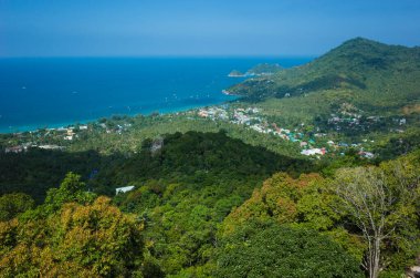 Tayland 'da tropik bir ada. Batı Yakası manzaralı Sairee köyü Koh Tao