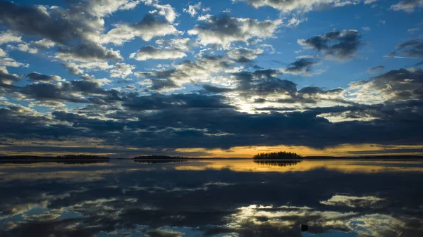 Reflejo Luz Matutina Lago Malaren Suecia Cielo Reflejado Aguas Tranquilas —  Fotos de Stock