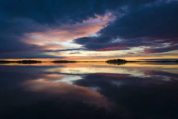 Hermosa Luz Mañana Sobre Lago Malaren Suecia Reflejo Cielo Aguas —  Fotos de Stock