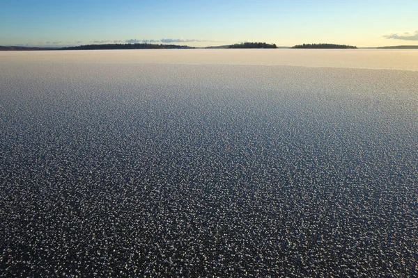 Superfície Congelada Lago Suécia Geada Hoar Coberto Gelo Azul Escuro — Fotografia de Stock