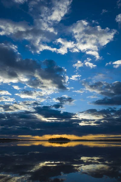 Increíblemente Hermoso Amanecer Sobre Lago Malaren Suecia Agua Calma Refleja —  Fotos de Stock