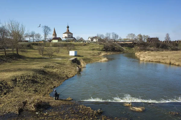 Mann Angelt Fluss Kamenka Susdal Natur Mittelrusslands Alte Russische Kirche — Stockfoto