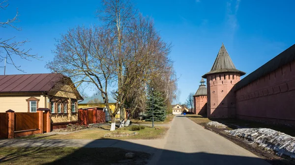 Ulice Suzdal Červená Zeď Věže Kláštera Svatého Euthymia Rezidenční Ruský — Stock fotografie