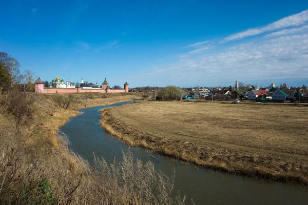 Suzdal Kilátás Folyó Kamenka Szent Euthymius Kolostor Vörös Fal Tornyokkal — Stock Fotó