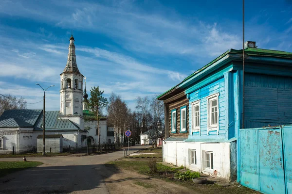 スズダルの通り 古い木造の伝統的なロシアの家の半分は4月中旬 古代ロシアの建築 ロシアの黄金のリング 晴れた春の日に教会を青と悲しみ Skorbyashchenskaya — ストック写真