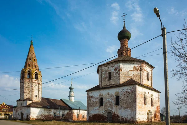 春にスズダルの旧正教会 崩壊した石膏で時間をかけて建てられた建物 ロシアの黄金のリング古代の町の一部 — ストック写真