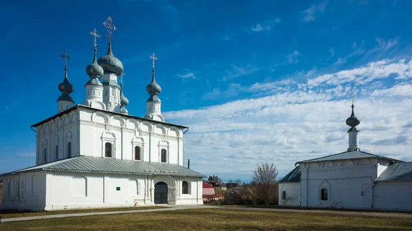 4月中旬在俄罗斯金戒指苏斯达尔的彼得和保罗教堂以及圣尼古拉斯教堂的俄罗斯传统宗教建筑 — 图库照片