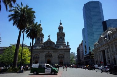Santiago, Şili - 23 Kasım 2018: Şehir merkezindeki Plaza de las Armas Meydanı Santiago katedrali ve modern gökdelen binası
