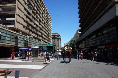 Santiago, Şili - 24 Kasım 2018: Polis şehir merkezinde 21 de Mayo caddesi boyunca at sürüyor