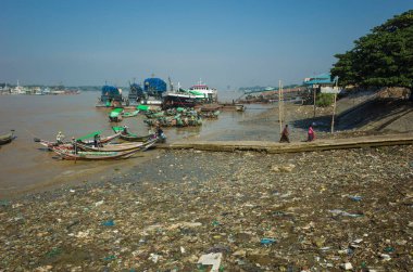 Yangon, Myanmar - 27 Aralık 2019 Yangon Nehri 'nin atık kirliliği. Ekolojik felaket. Tahta tekneler - Nehri geçmek için geleneksel toplu taşıma