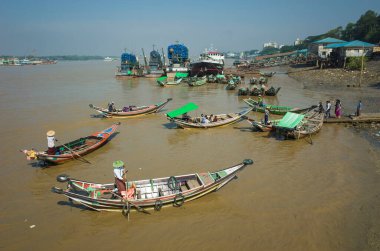 Yangon, Myanmar - 27 Aralık 2019 Yangon Nehri. Tahta tekneler - Nehri geçmek için geleneksel toplu taşıma