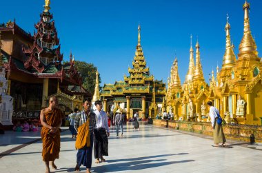 Yangon, Myanmar - 23 Aralık 2019: Birmanya halkı Shwedagon 'da yürüyorlar büyük altın pagoda - Myanmar' daki en kutsal Budist pagoda