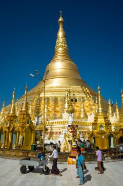 Yangon, Myanmar - 23 Aralık 2019: İnsanlar Shwedagon 'da yürüyorlar büyük altın pagoda - Myanmar' daki en kutsal Budist pagoda