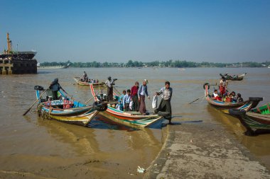 Yangon, Myanmar - 27 Aralık 2019 Yangon Nehri. Tahta tekneler - Nehri geçmek için geleneksel toplu taşıma
