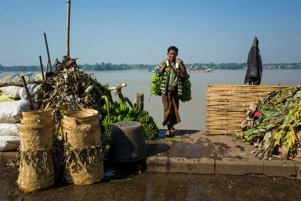 缅甸仰光 2019年12月27日 香蕉市场 缅甸男人拿着大大的绿色香蕉捆 香蕉市场是仰光的一个著名旅游胜地 位于仰光河岸 — 图库照片